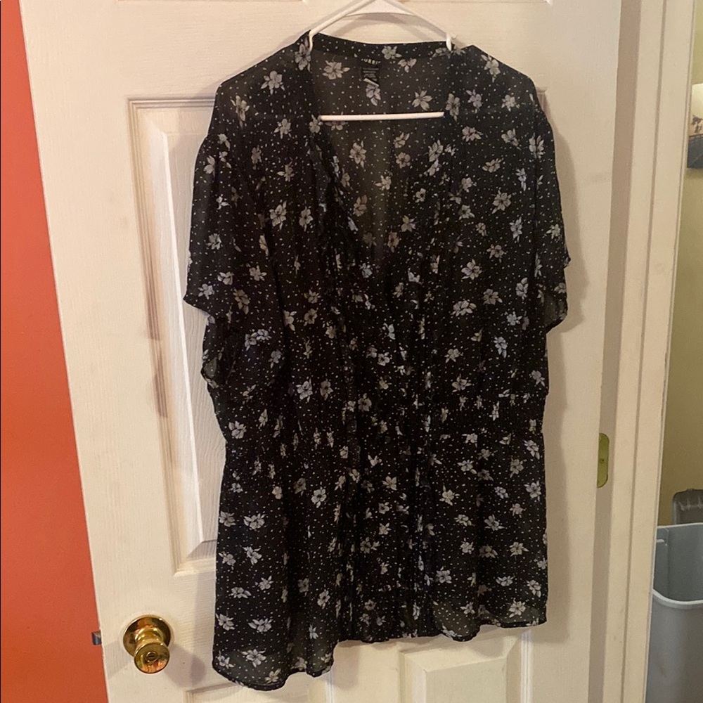Torrid 4 Floral Black and White Women's Top